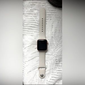 Apple Watch SE 40 MM - Used Like New